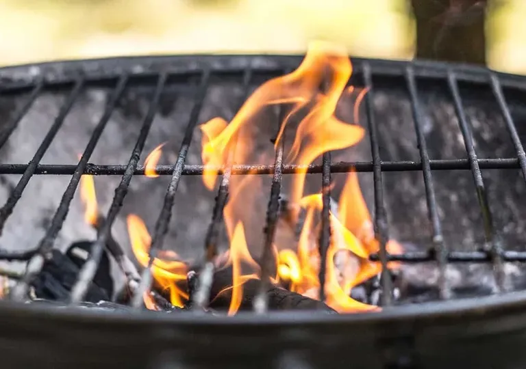 Grillgaller som rengörs