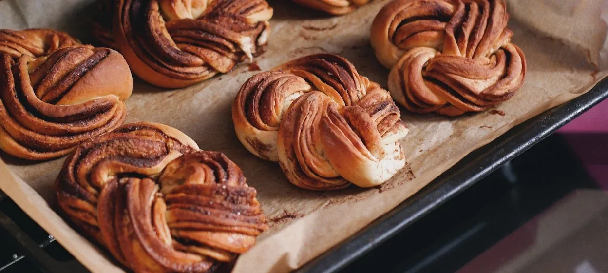 Nybakade bullar på ugnsplåt