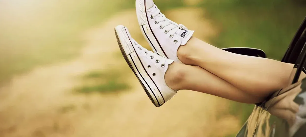 Vita Converse-skor som rengörs