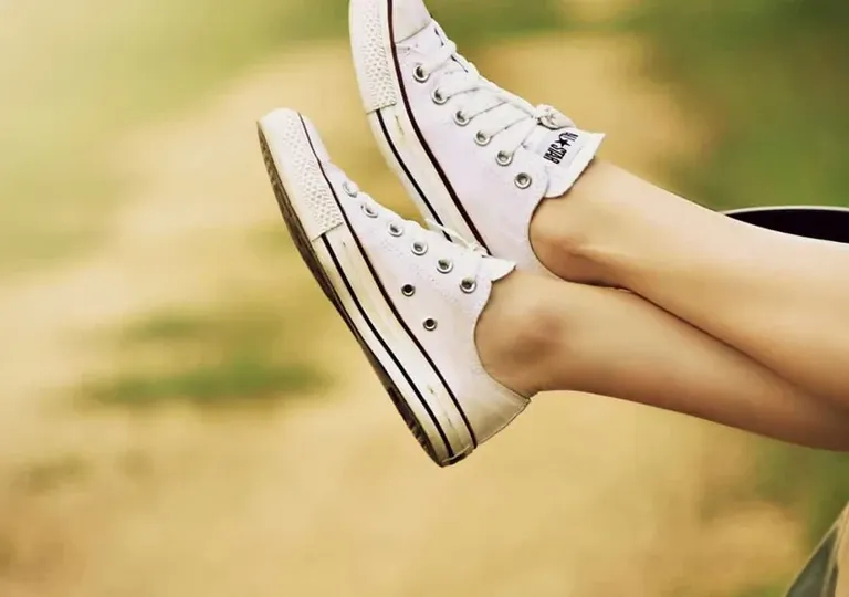 Vita Converse-skor som rengörs